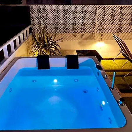 Apartamento Downtown Duplex With Jacuzzi & Private Terrace Sevilha